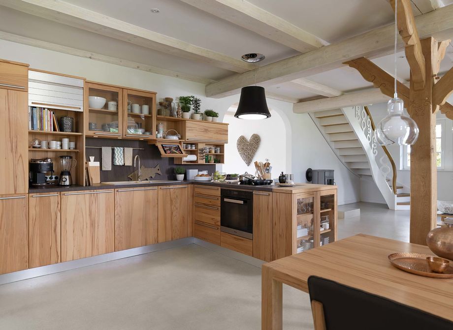 Esempio di open space con illuminazione naturale e design moderno