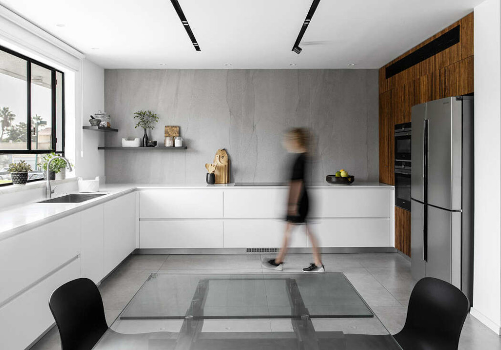 Una grande casa moderna e accogliente