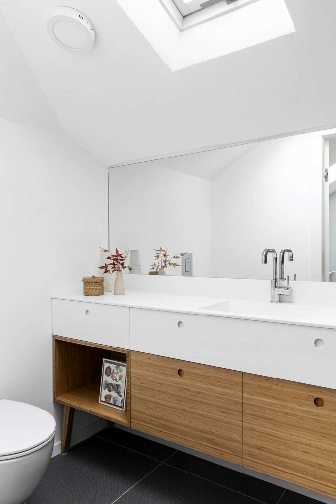 Una grande casa moderna e accogliente