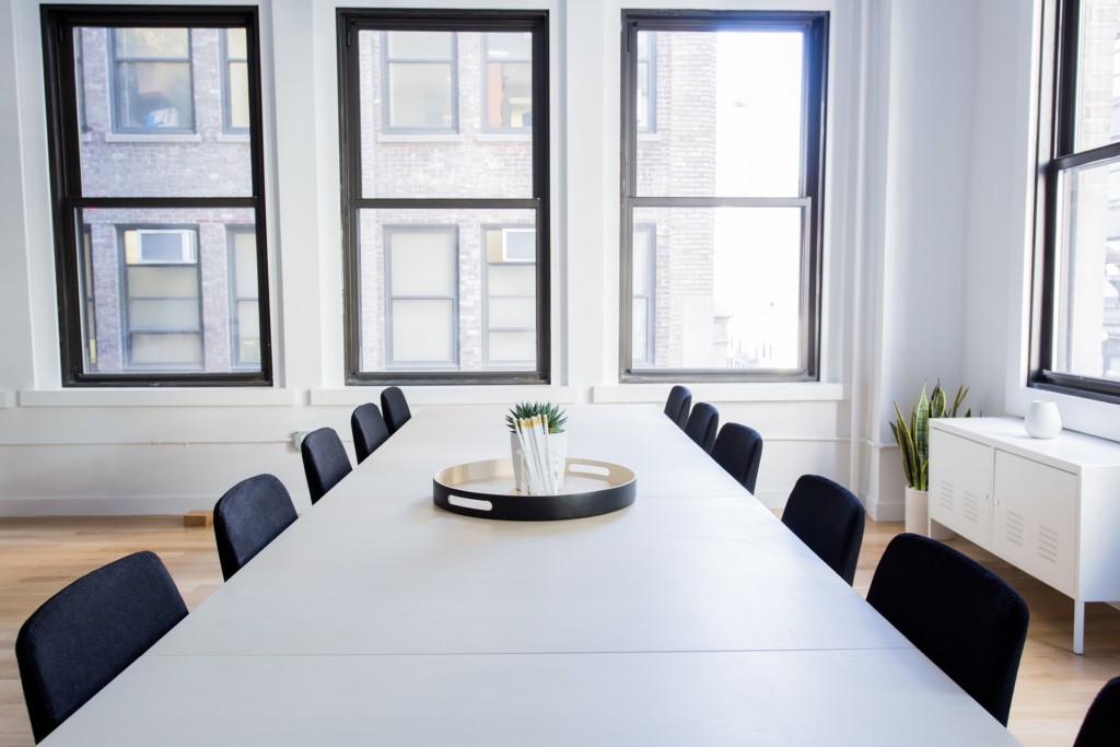 Come l'interior design può influenzare positivamente il tuo spazio di lavoro