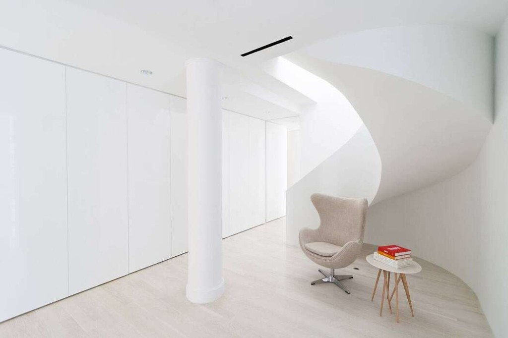 Un loft bianco, luminoso e accogliente
