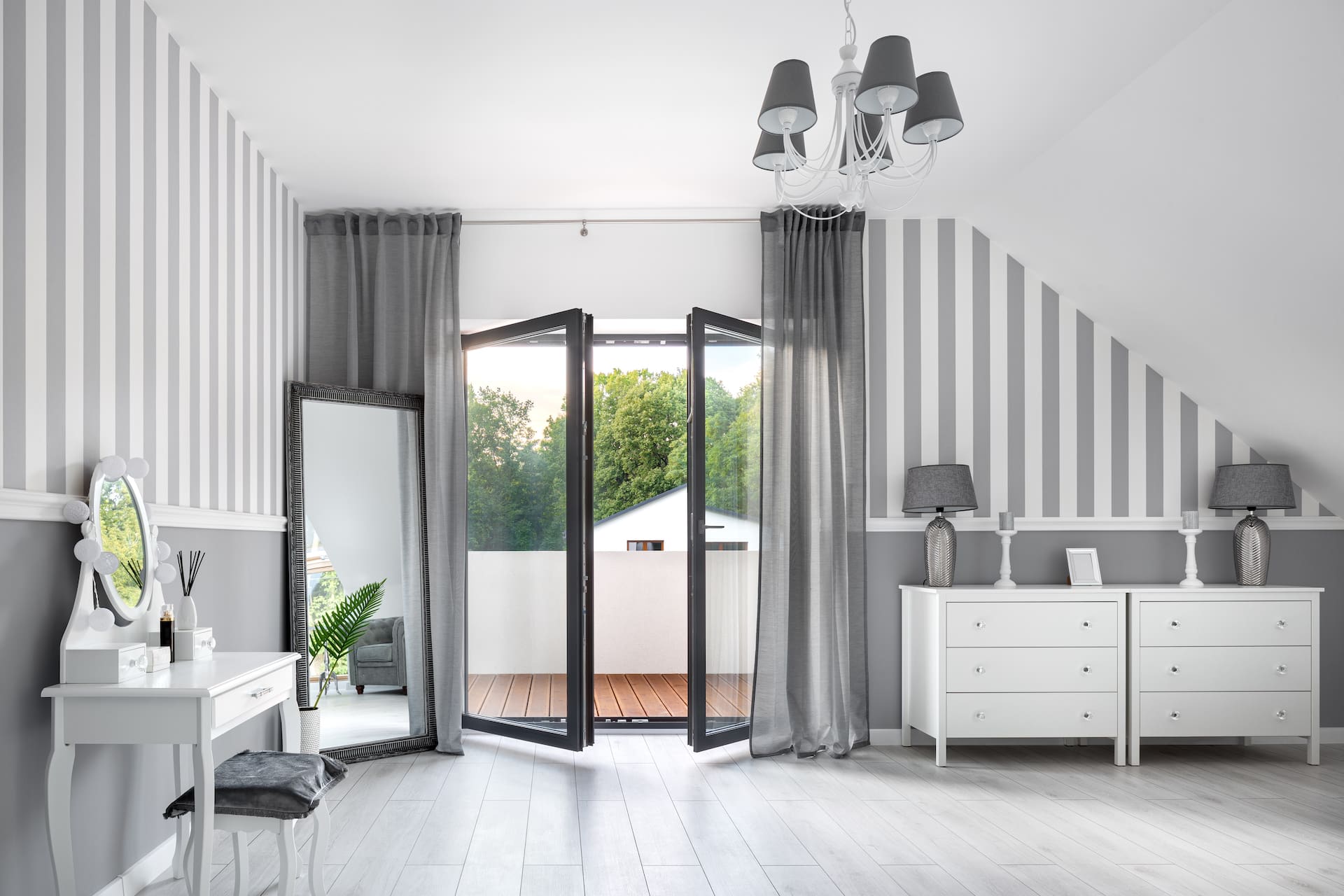 Pareti camera da letto pitturate con righe verticali