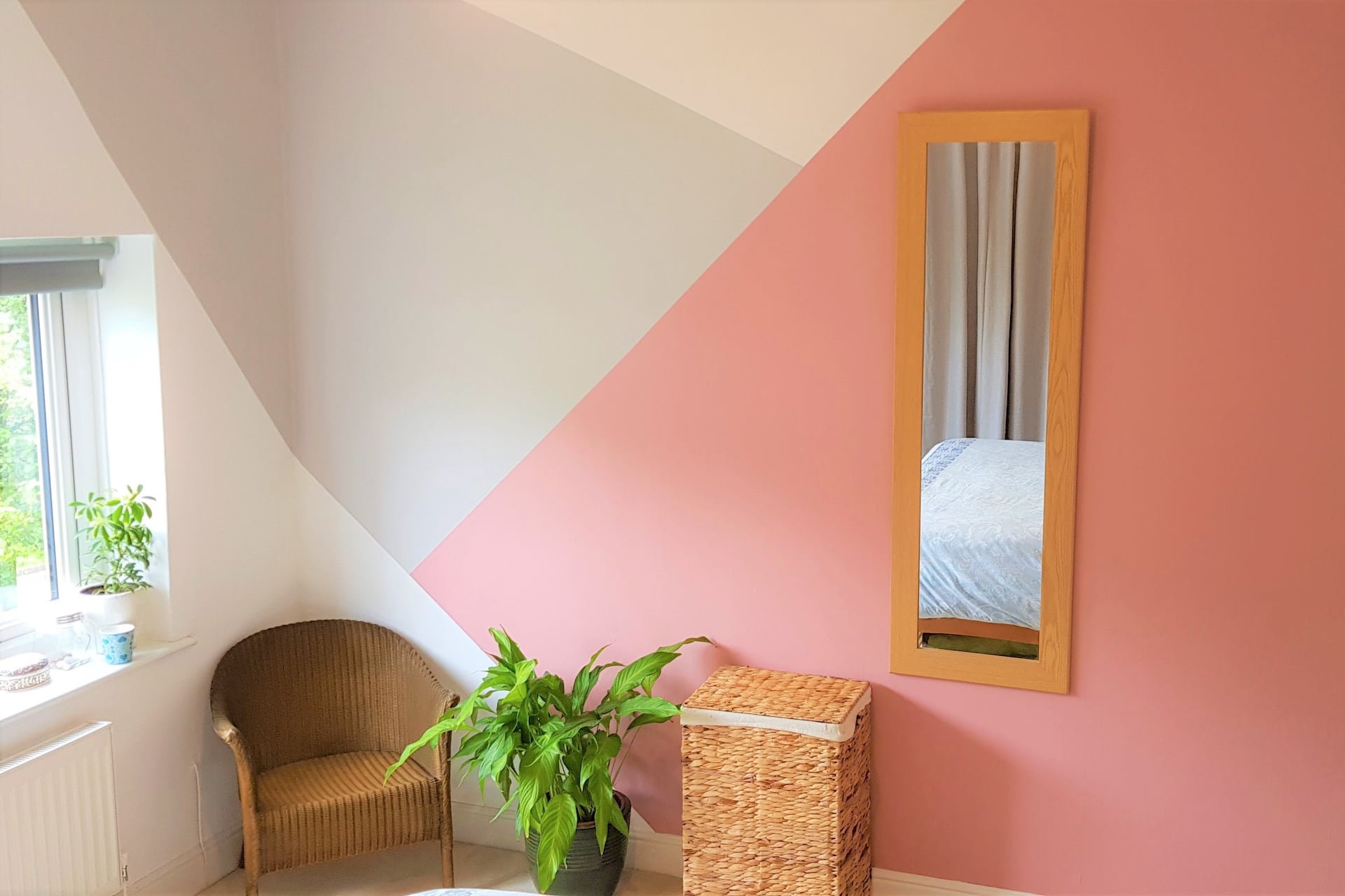 Idee pittura pareti casa in stile moderno con motivi triangolari