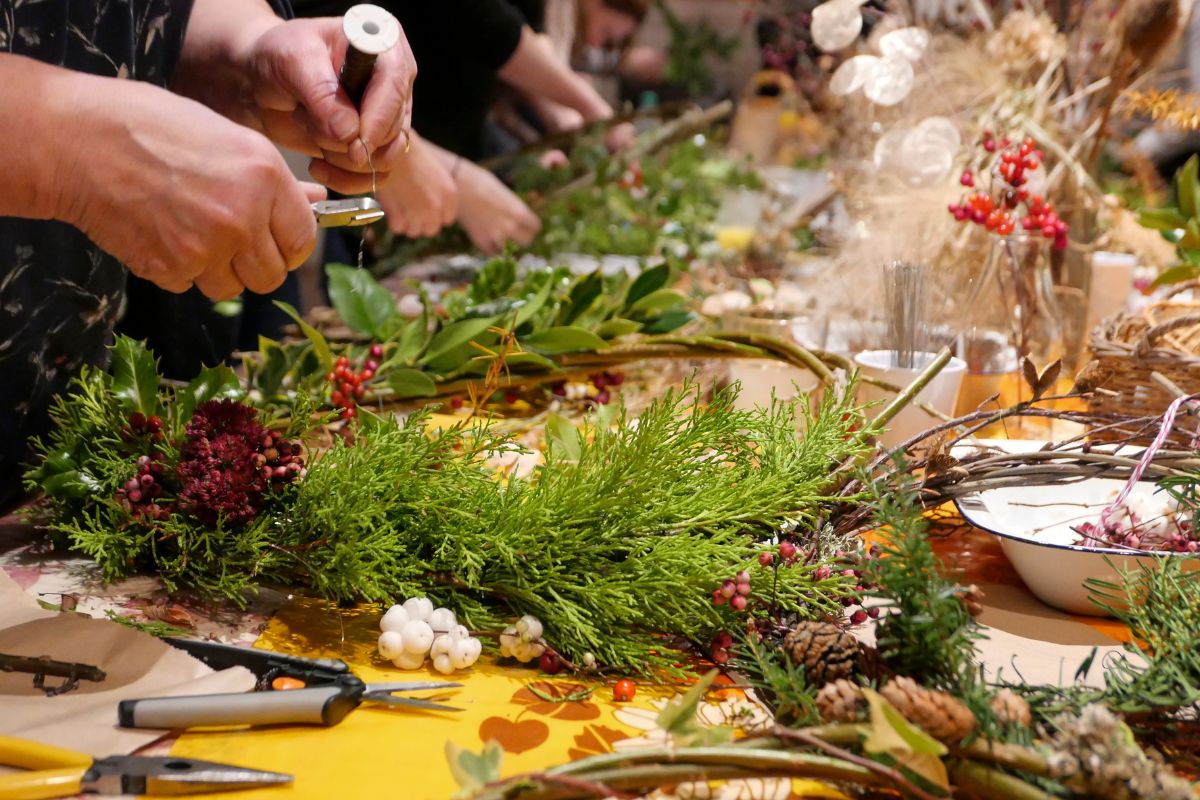 Come creare ghirlande natalizie con materiali naturali
