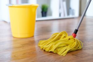 I parquettisti fanno sempre questo controllo al parquet a fine settembre e la maggior parte dei proprietari di casa non lo sa cura e manutenzione del parquet