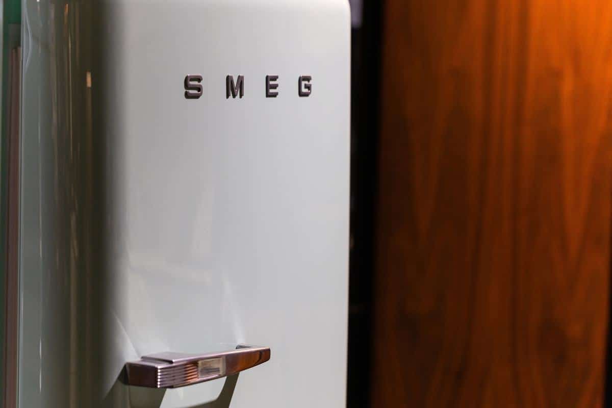 Sogni un frigo SMEG? Ecco i trucchi per avere lo stesso look con un budget limitato frigorifero smeg