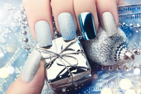 Unghie natalizie eleganti con sfumature argento e azzurro e accento blu cromato