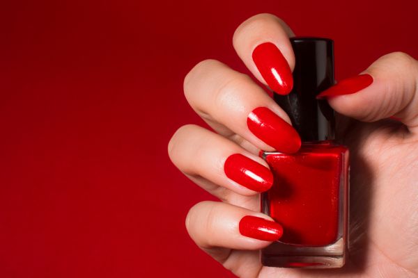 Unghie rosse con smalto lucido, un classico elegante per Natale