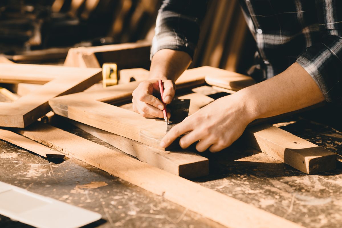 la lavorazione per realizzare cucce per cani fai da te in legno