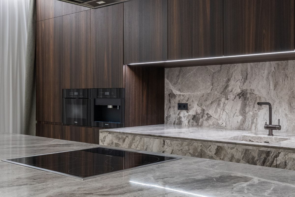 panoramica di una cucina effetto marmo