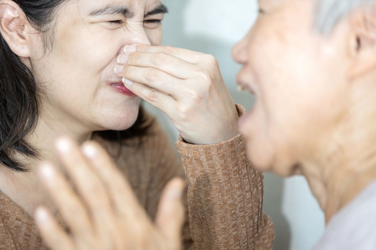 donne che vogliono eliminare odore dai tessuti