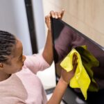 Pulire lo schermo della TV senza rovinarlo: guida definitiva