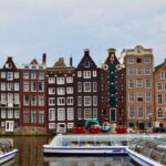 la case storte di amsterdam viste dal fiume