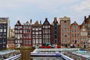 la case storte di amsterdam viste dal fiume