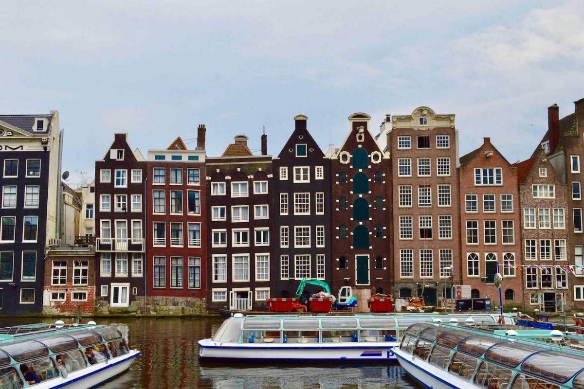 la case storte di amsterdam viste dal fiume