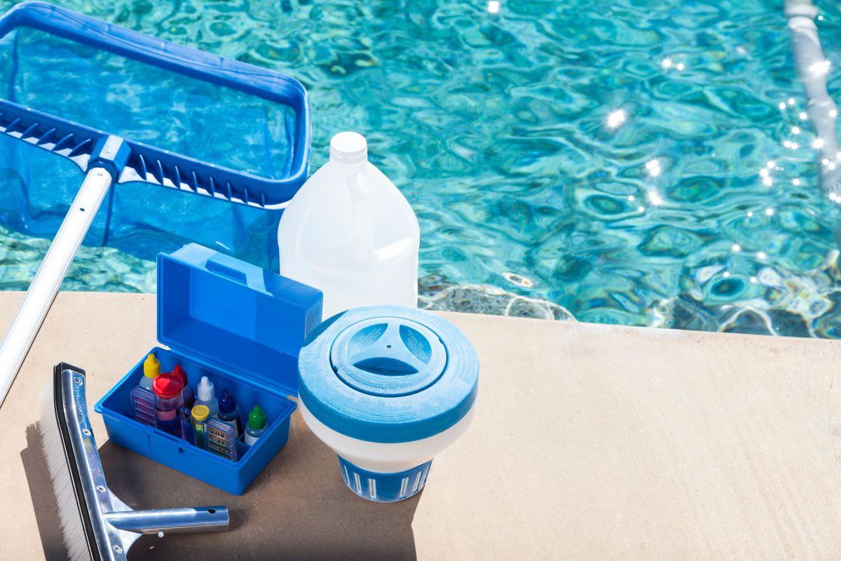 prodotti per pulire il fondo di una piscina