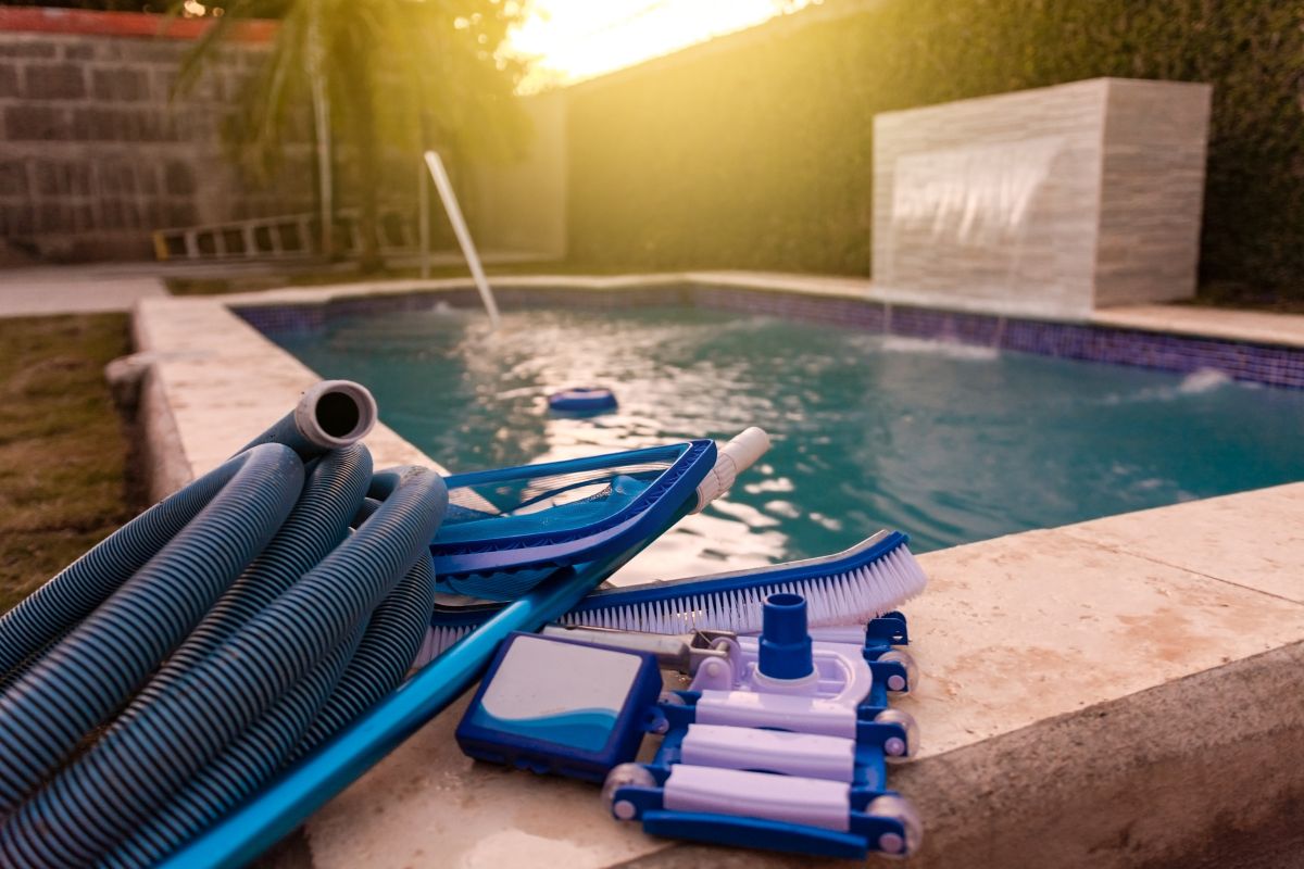tubi per pulire il fondo della piscina