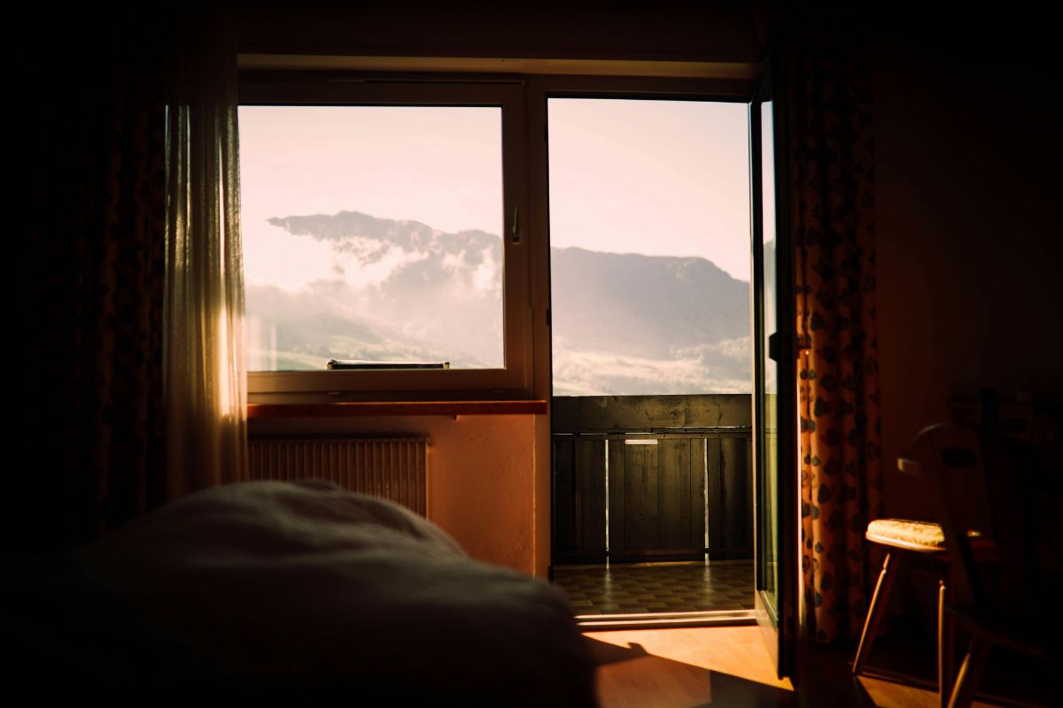 interno di una baita di montagna con vista sulle montagne