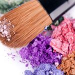 pennello con colori per ombretto creato fai da te