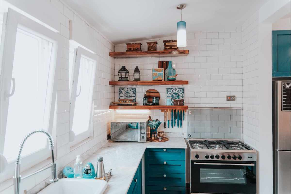 cucina con le mensole