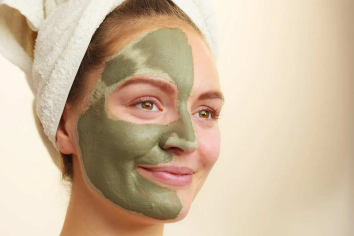 donna con maschera viso argilla