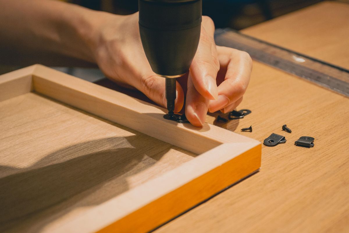 cornice legno lavorazione