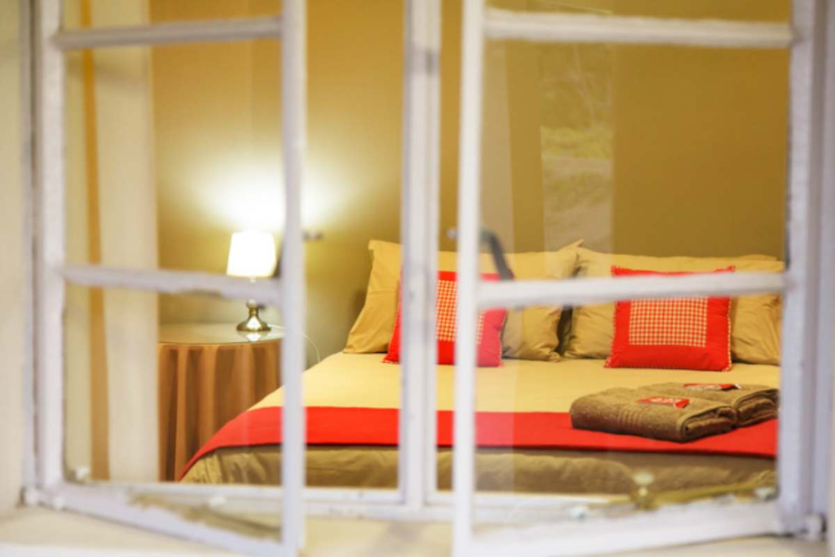 camera da letto finestra aperta