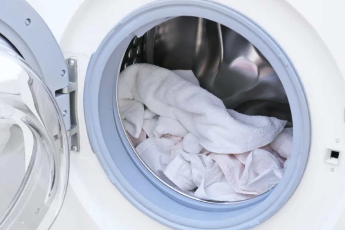 Vestiti bianchi e come nuovi dopo la lavatrice: sfrutta quello che hai in casa e non sbagli vestiti bianchi lavatrice