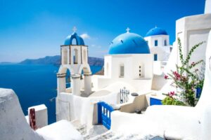 Il design che fa innamorare: 3 case cicladiche da sogno che rendono Santorini un mito case cicladiche Santorini