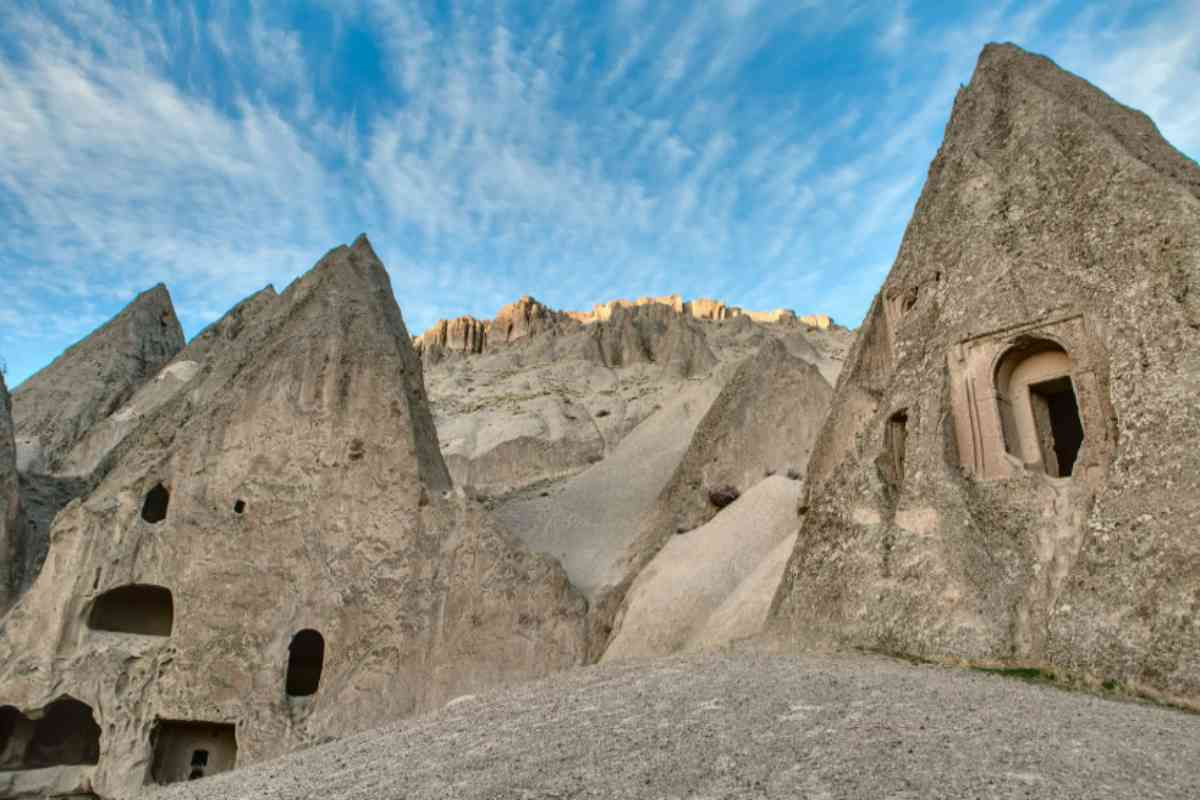 Case scavate nella roccia: la Sicilia segreta che non ti aspetti, tra storia e design ipogeo case scavate nella roccia