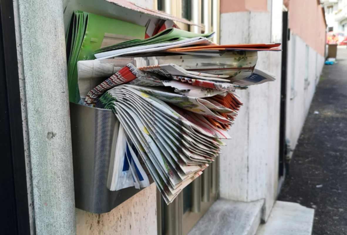 Cinque errori comuni che commettiamo quando lasciamo casa per le vacanze cassetta della posta piena