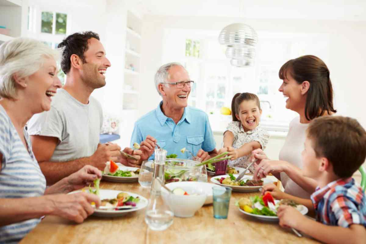 Addio isole in cucina: la loro sostituzione è molto più bella e funzionale cucina tavolo cena 24 8 2025 casadistile.it
