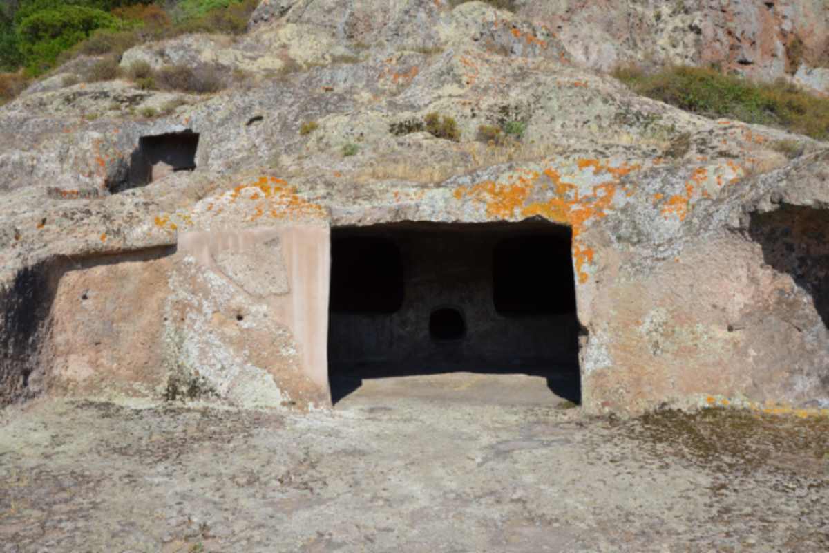 Le 'Case delle Fate' in Sardegna: tra storia e leggenda, la casa da sogno scavata nella roccia case delle fate