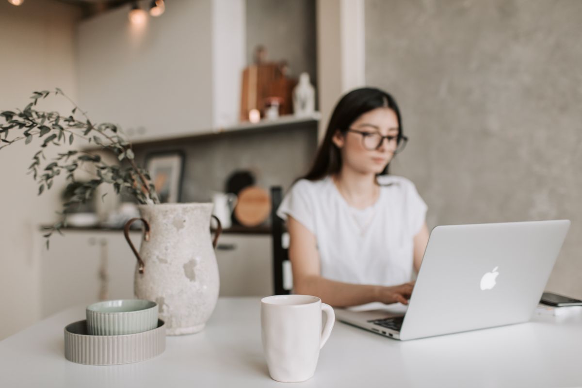 Fai questo per ripartire bene: 4 trucchi per un angolo smart working che ti rende più produttivo donna ordine smart working 23 8 2025 casadistile.it