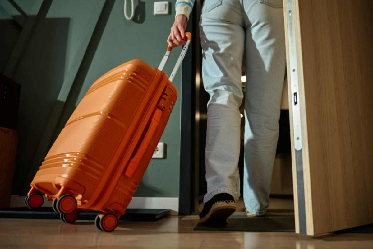 Cinque errori comuni che commettiamo quando lasciamo casa per le vacanze valigia esce casa per vacanze