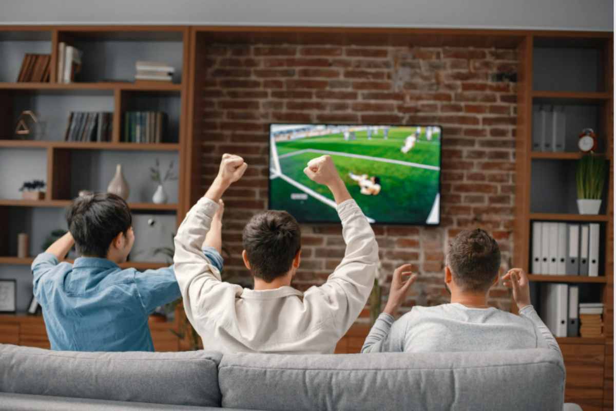 Sapevi che il divano ti sta rovinando la partita? I 3 errori di arredo per non rovinarti la serata partita da guardare sul divano