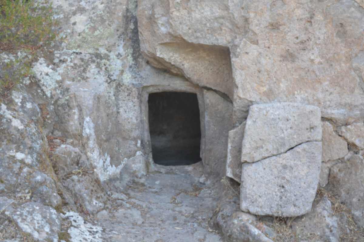 Le 'Case delle Fate' in Sardegna: tra storia e leggenda, la casa da sogno scavata nella roccia casa delle fate