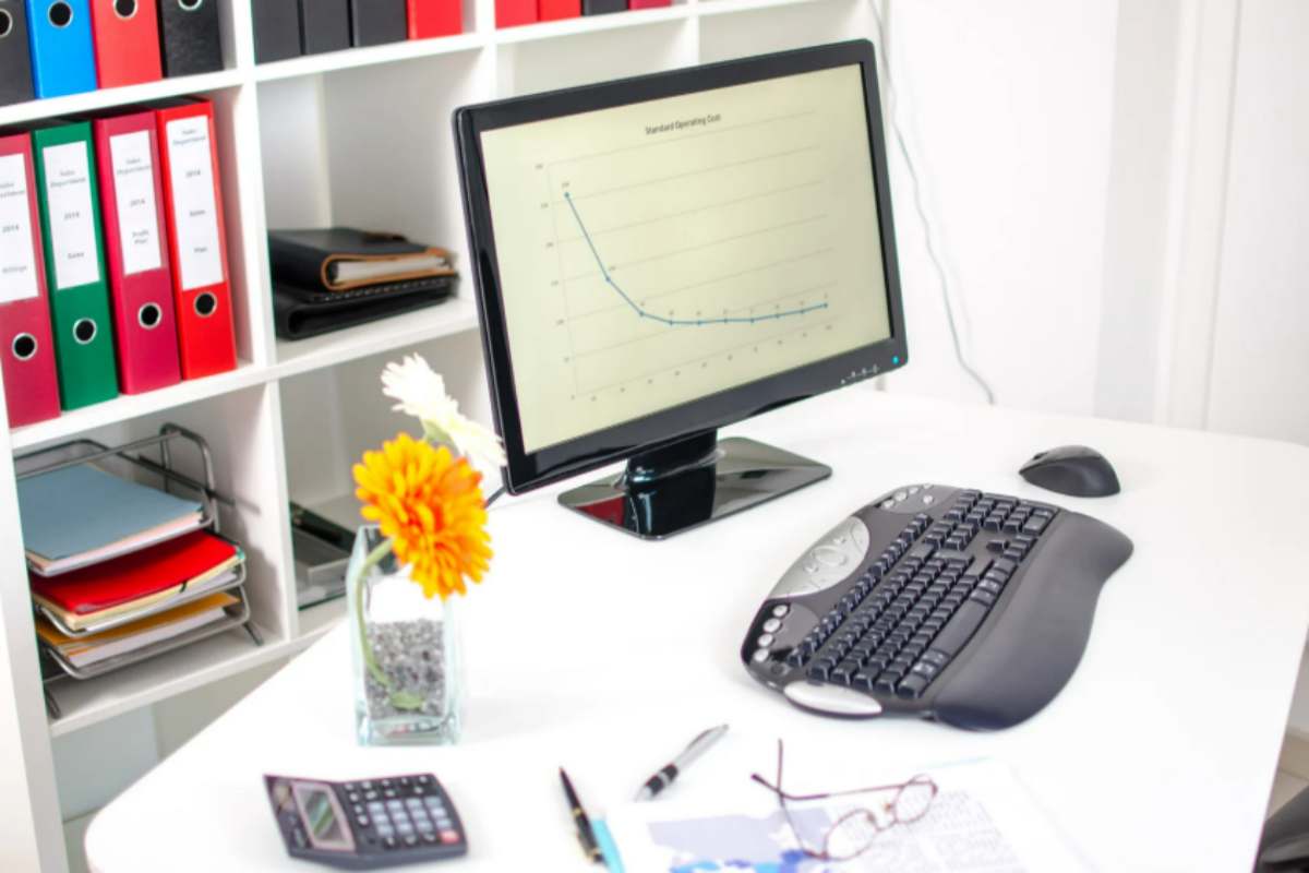 Fai questo per ripartire bene: 4 trucchi per un angolo smart working che ti rende più produttivo scrivania ordinata 23 8 2025 casadistile.it