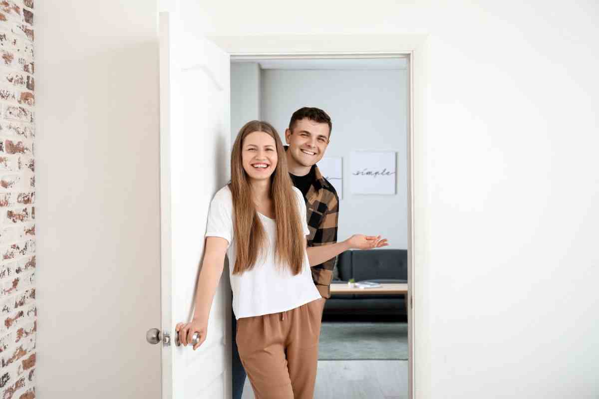 Hai vergogna di invitare amici a casa? Non sei sola: ecco i 3 trucchi per un ordine lampo che nessuno noterà accoglienza amici a casa