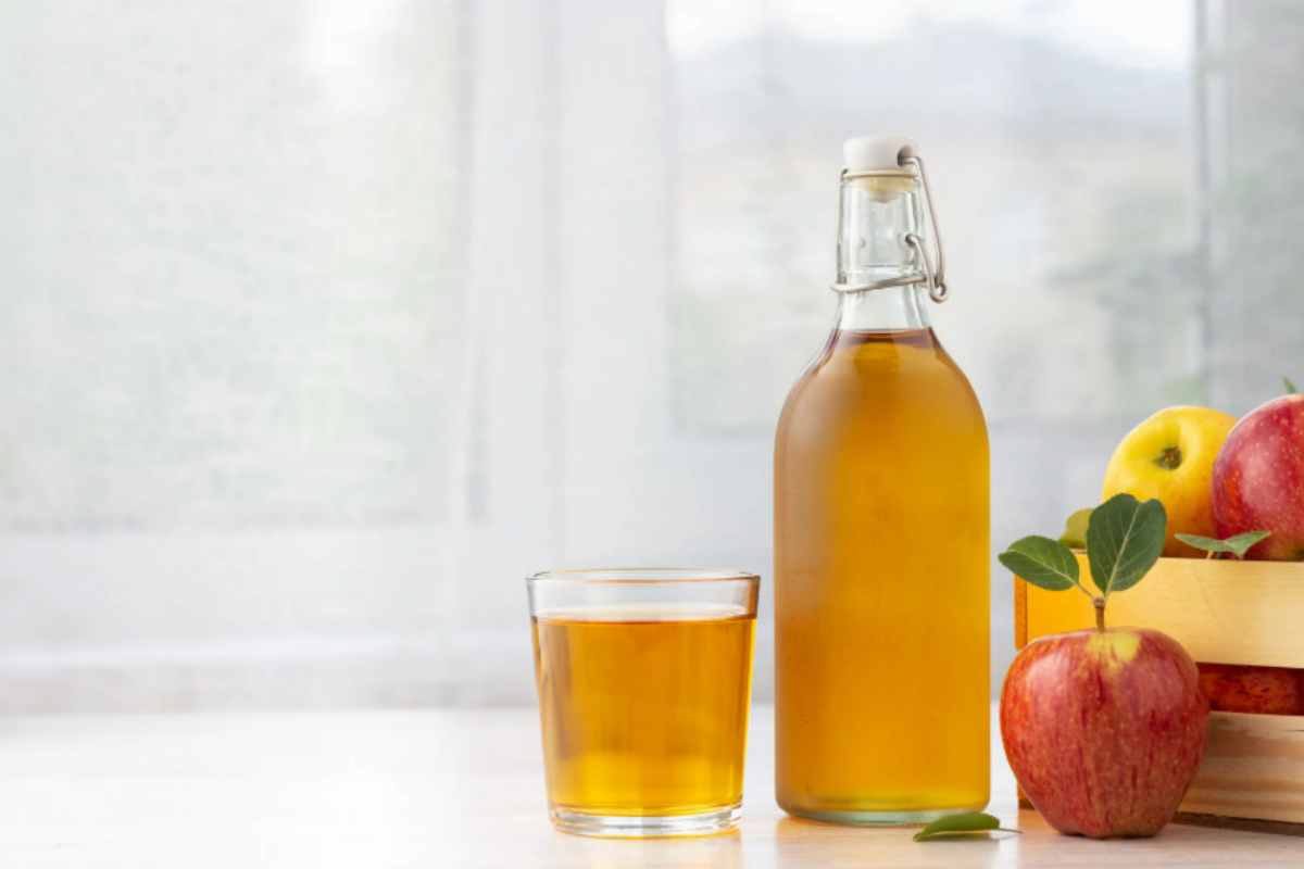 Il tuo frigo puzza? Bastano 2 ingredienti per una pulizia profonda che elimina tutti gli odori aceto