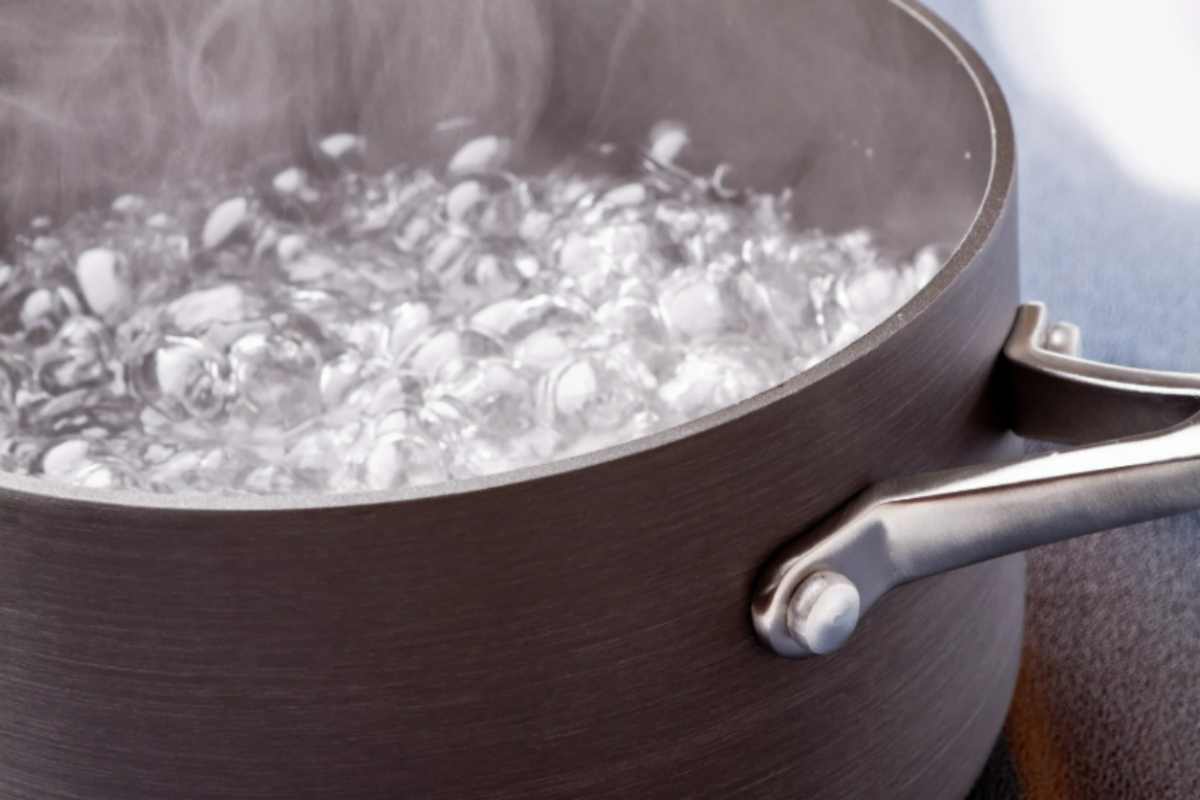 Butti l’acqua di cottura nel lavandino? L’idraulico svela se è davvero una buona idea acqua di cottura nel lavandino
