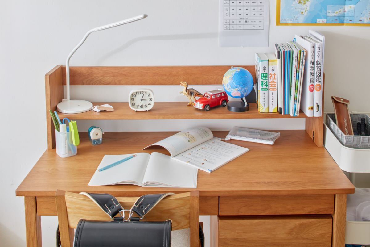 Niente più caos da rientro: 3 idee semplici per creare l'angolo studio perfetto (e a prova di stress) angolo studio scrivania vuota