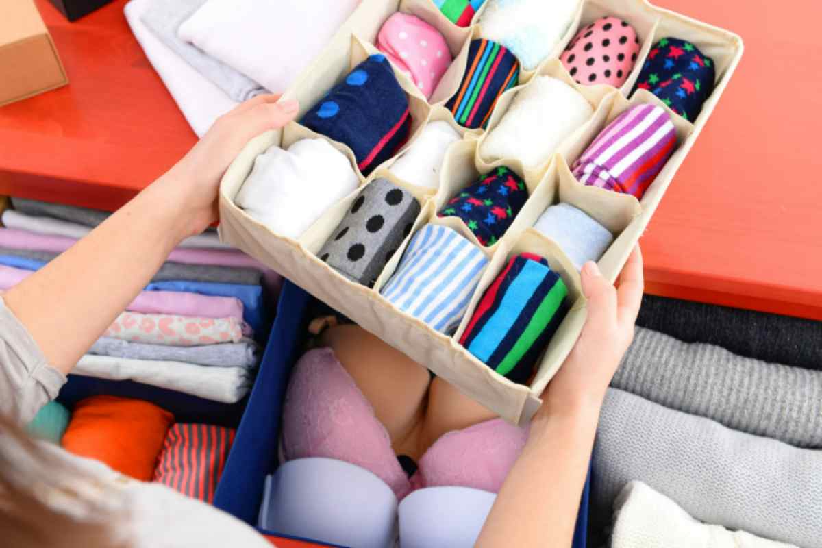 5 idee per lo styling del guardaroba e soluzioni organizzative che renderanno più facile il cambio di stagione arrotolare vestiti