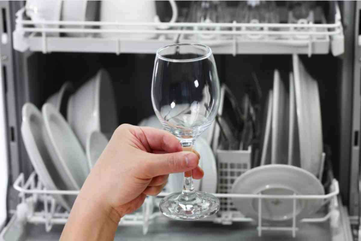 Bicchieri opachi? Metti questo ingrediente da 1 euro in lavastoviglie per farli brillare come nuovi bicchiere lavastoviglie