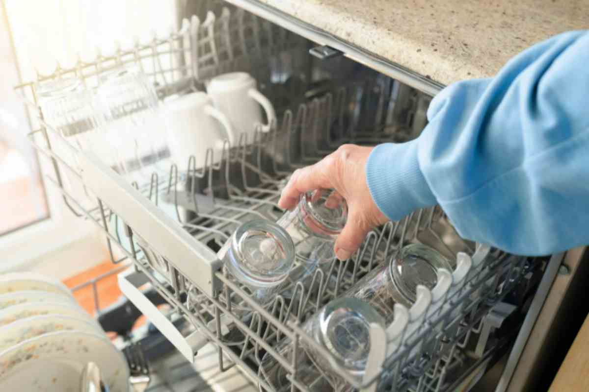 Bicchieri opachi? Metti questo ingrediente da 1 euro in lavastoviglie per farli brillare come nuovi bicchieri lavastoviglie