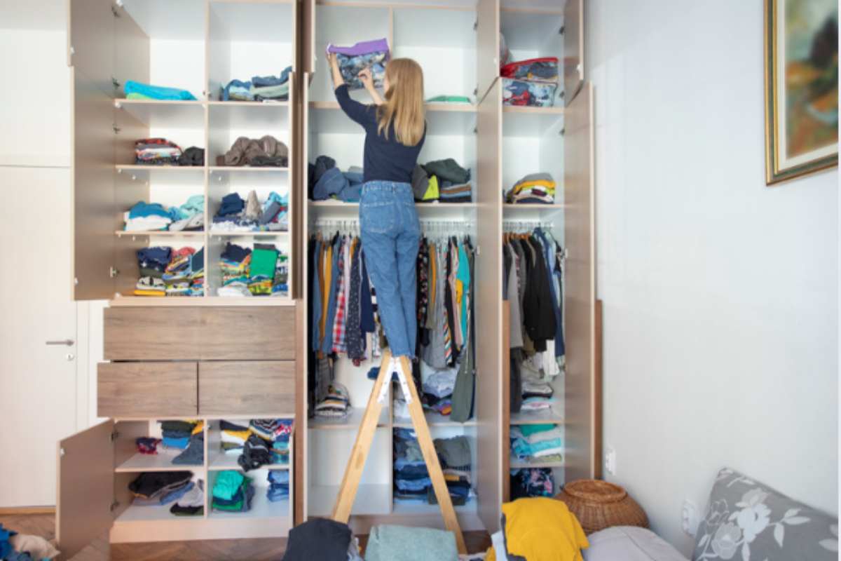 5 idee per lo styling del guardaroba e soluzioni organizzative che renderanno più facile il cambio di stagione cambio stagione guardaroba