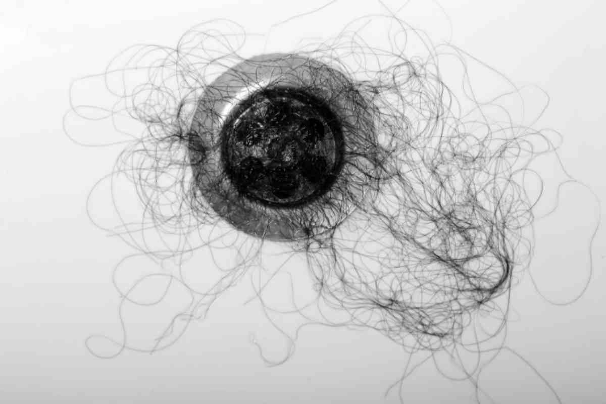 10 Cose che un idraulico non butterebbe mai nel lavandino (e tu dovresti smettere di farlo) capelli nel lavandino