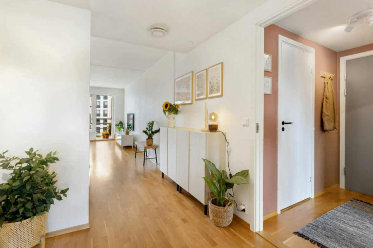 Hai vergogna di invitare amici a casa? Non sei sola: ecco i 3 trucchi per un ordine lampo che nessuno noterà casa ordinata interno