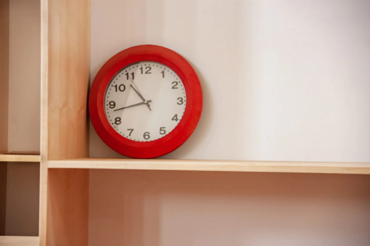 Cambio dell'ora in anticipo: 4 orologi iconici per non farsi trovare impreparati (e una scelta di design a meno di 5€) orologio in casa
