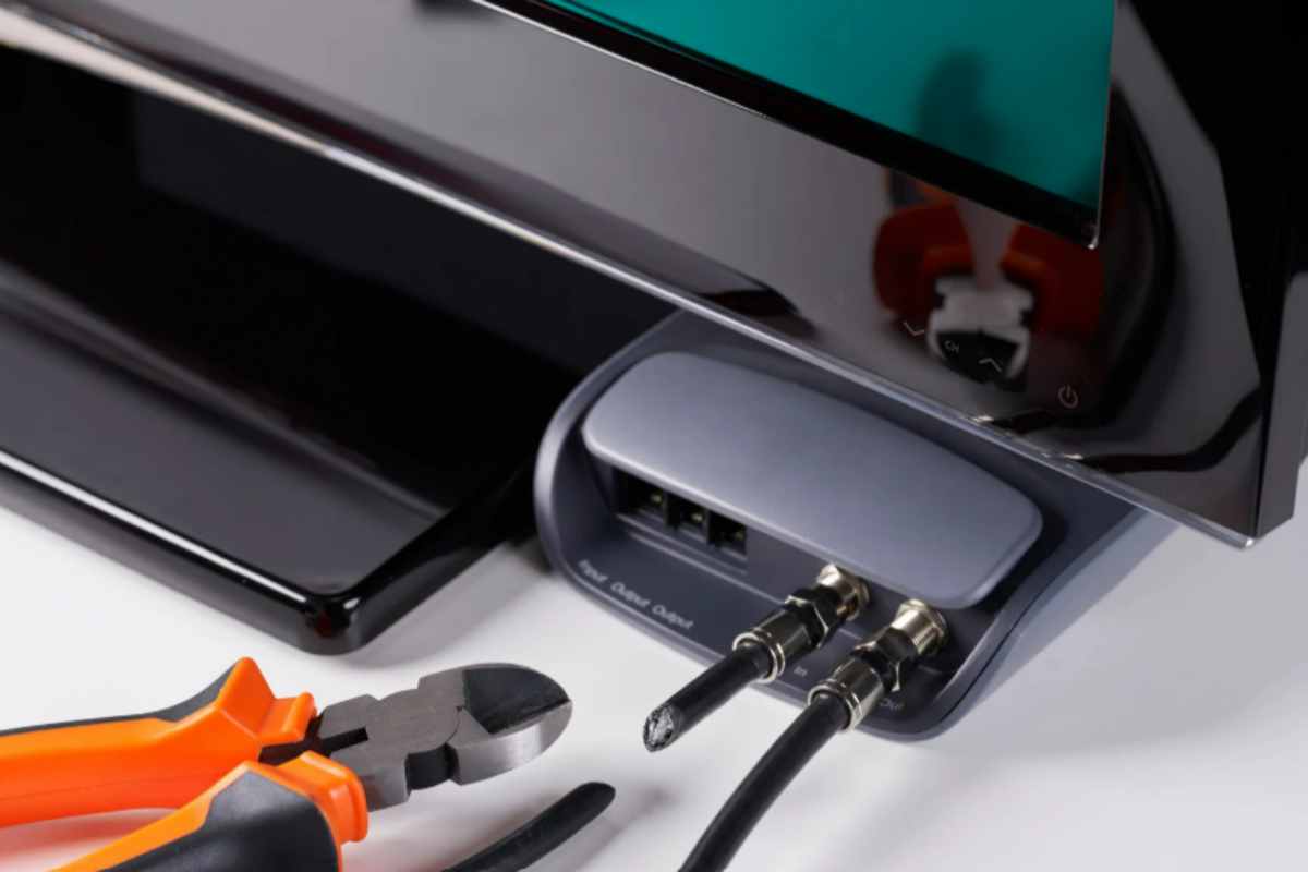 Temporali in arrivo? Ecco i 5 elettrodomestici che devi staccare subito per evitare il disastro cavo televisione
